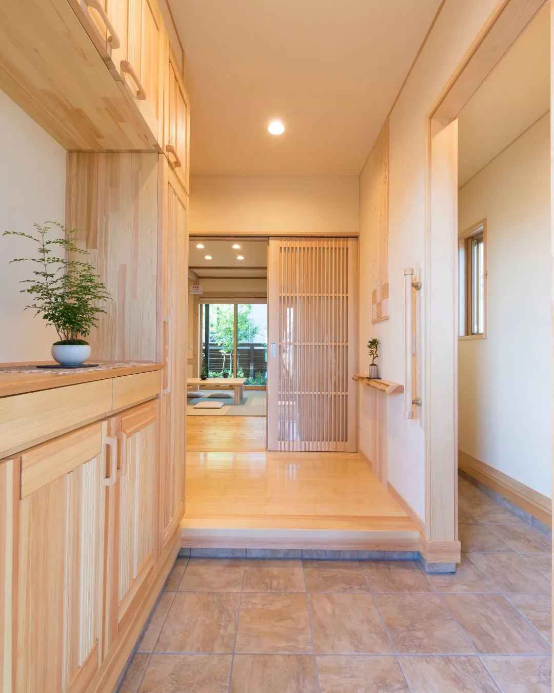 毎日触れる床や手すり、