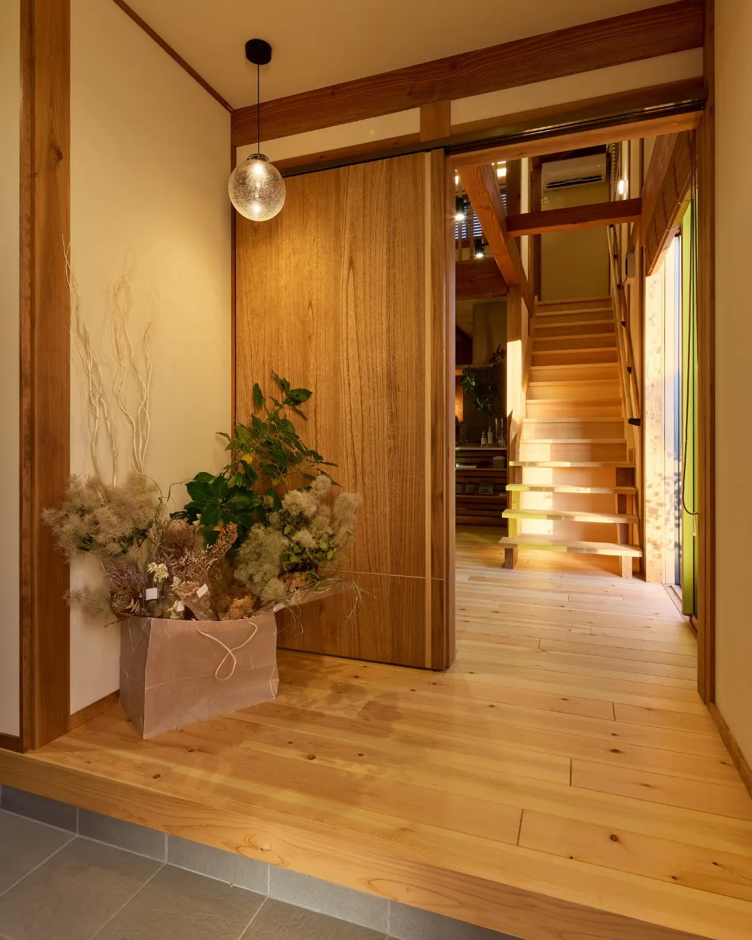 窓の向こうに広がる、くだもの畑。