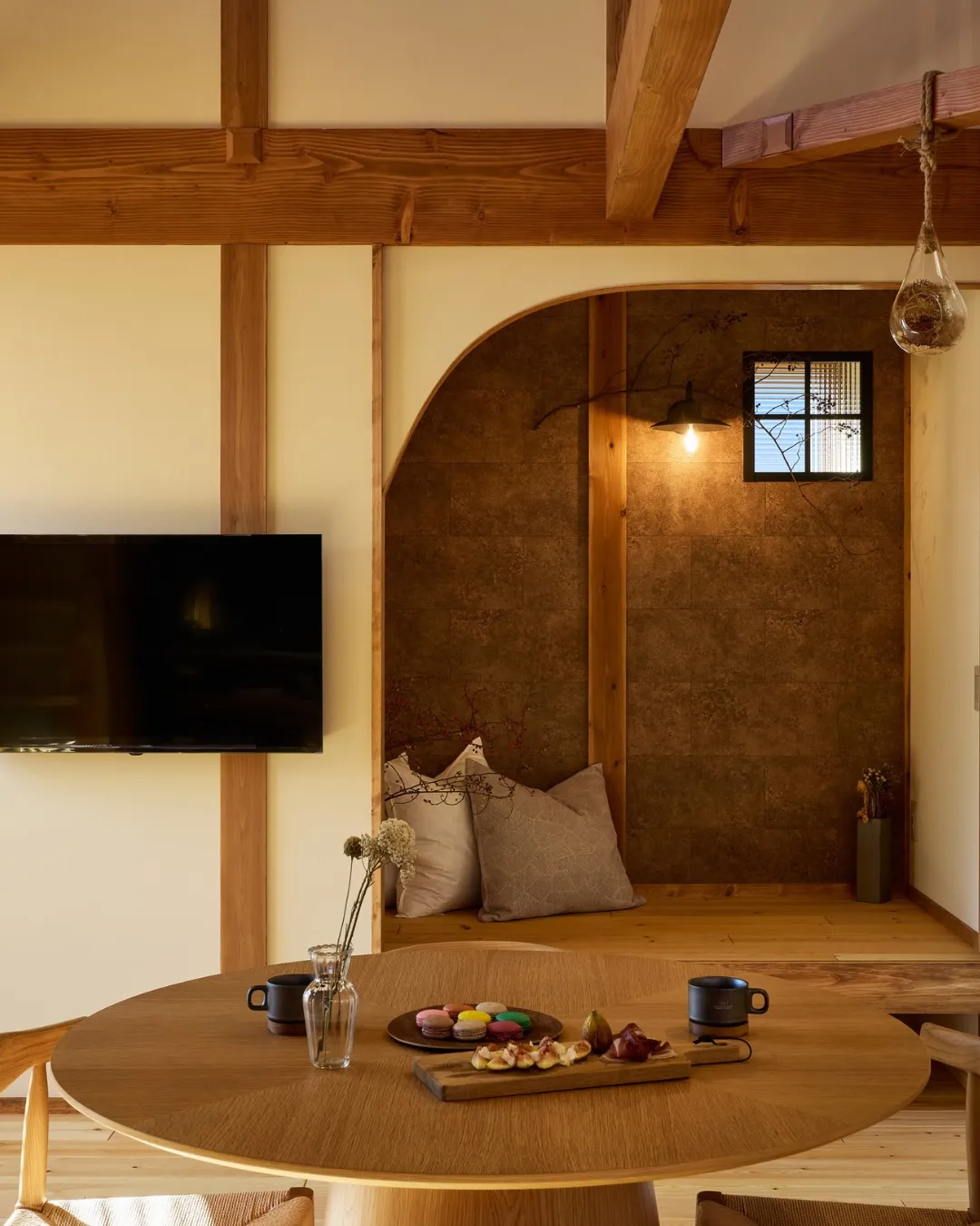 窓の向こうに広がる、くだもの畑。