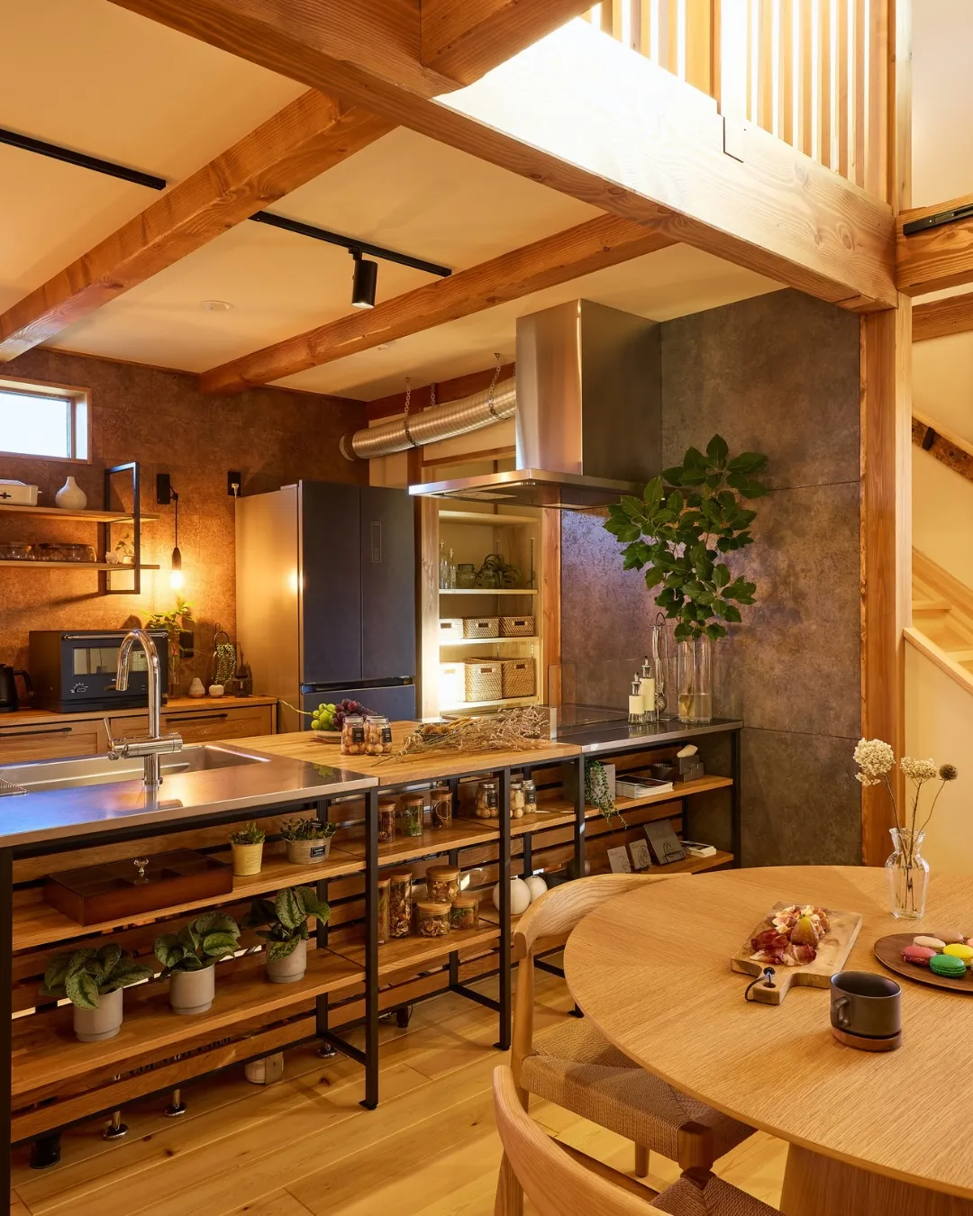 窓の向こうに広がる、くだもの畑。