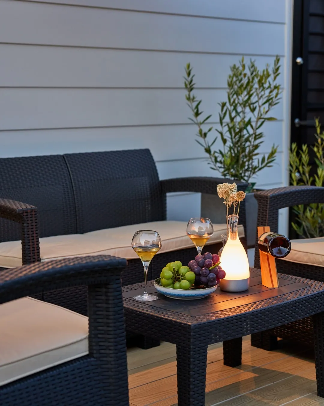 窓の向こうに広がる、くだもの畑。