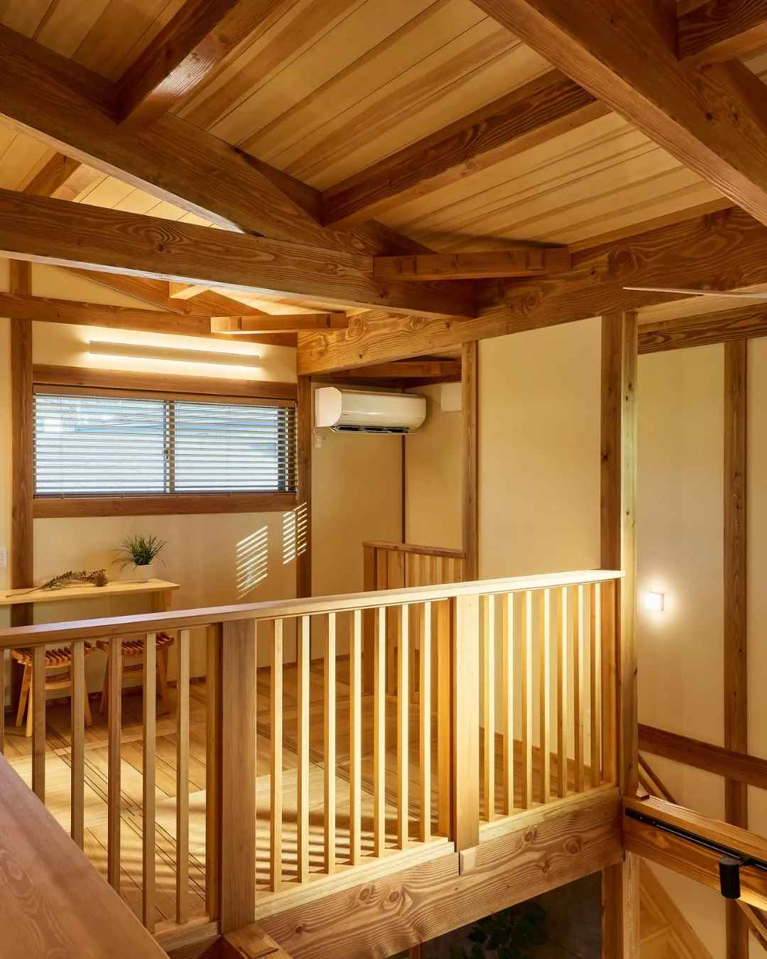 窓の向こうに広がる、くだもの畑。