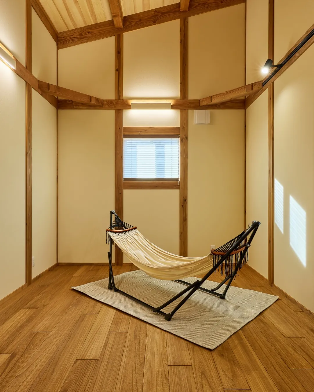 窓の向こうに広がる、くだもの畑。